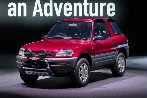 「クラウンセダン」に迫る心地よさ!「新型RAV4」の使いやすいパッケージとスムーズな走りに驚嘆
