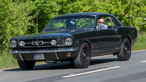 20 obnoxious cars that drive everyone else crazy