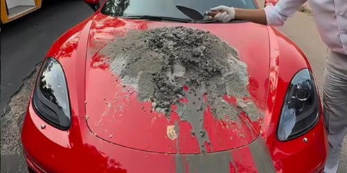 Surrealista: Un hombre mezcla hormigón sobre el capó de su Porsche Boxster para arreglar un bache