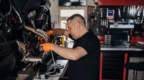 The main differences between motorcycle and car engines