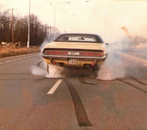 SEAT, 21 tire smoking classic muscle car pics putting you right in the driver’s seat
