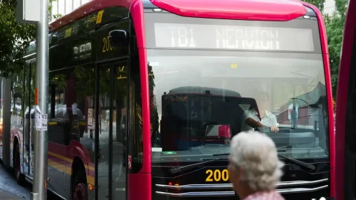 Cinco heridos tras un frenazo del tranvibús para evitar chocar con un vehículo que ignoró un semáforo