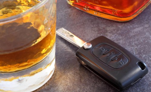 ¿La Guardia Civil o la Policía me puede bloquear el coche por dar positivo en un control de drogas o alcohol?
