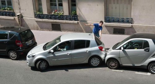 Cómo aparcar en calles estrechas sin rozar otros coches: el truco de autoescuela que evita golpes al maniobrar