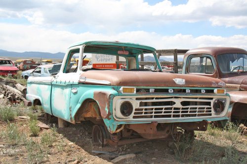 Nuestros hallazgos favoritos en Ernest Auto Wrecking, La Jara, Colorado