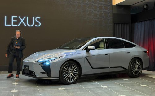 レクサス、新型「ES」をトヨタテクニカルセンター下山で公開