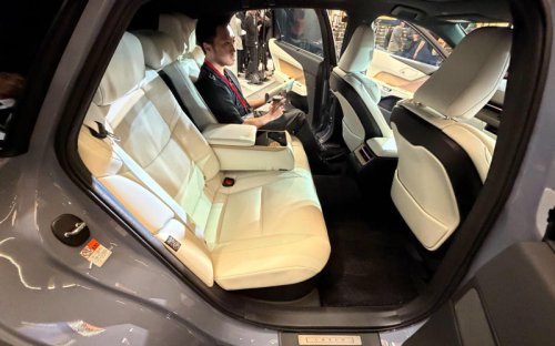 レクサス、新型「ES」をトヨタテクニカルセンター下山で公開