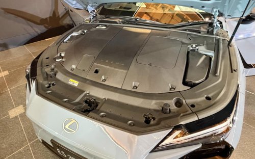 レクサス、新型「ES」をトヨタテクニカルセンター下山で公開