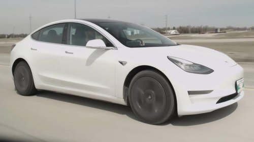 Tesla, Volkswagen, Volkswagen Golf, Desmontan un Tesla Model 3 en el desguace: varios recambios cuestan la mitad que en un Volkswagen Golf