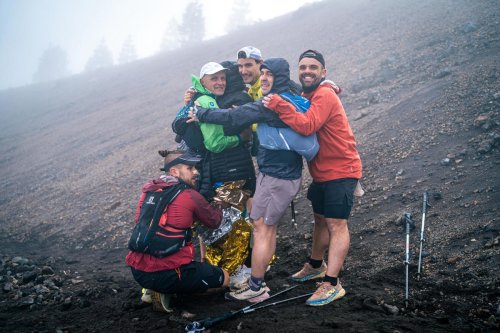 El abrazo de la supervivencia en la cumbre: así salvaron seis amateur de la hipotermia a un corredor élite