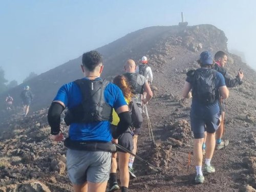 El abrazo de la supervivencia en la cumbre: así salvaron seis amateur de la hipotermia a un corredor élite