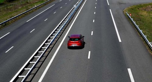 La DGT pone cifra al ahorro de combustible y desvela cuál es la velocidad a la que el coche consume menos gasolina