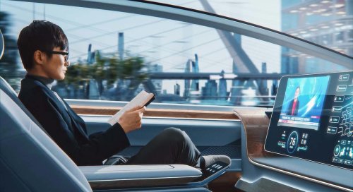 Dormir o leer en un coche autónomo: la ley en España es clara al respecto y lo prohíbe con multas de hasta 500 euros