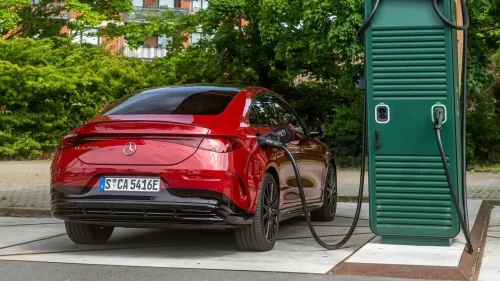 Si el coche eléctrico es la solución, avanza muy lentamente y por eso estos fabricantes están volviendo a los motores de combustión