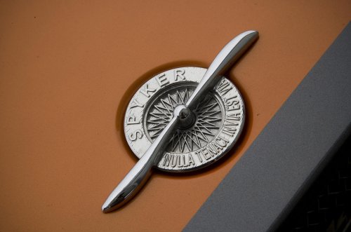 Los significados detrás de los emblemas de tus coches favoritos