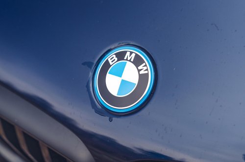 Los significados detrás de los emblemas de tus coches favoritos