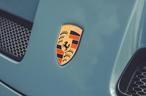 Los significados detrás de los emblemas de tus coches favoritos