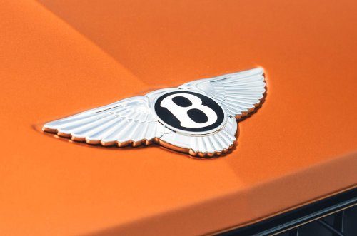 Los significados detrás de los emblemas de tus coches favoritos