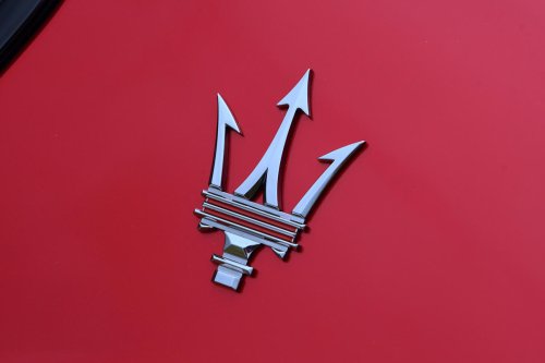 Los significados detrás de los emblemas de tus coches favoritos