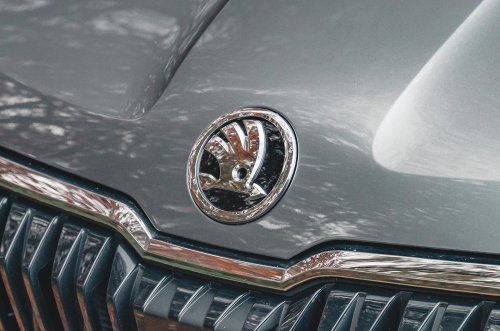 Los significados detrás de los emblemas de tus coches favoritos
