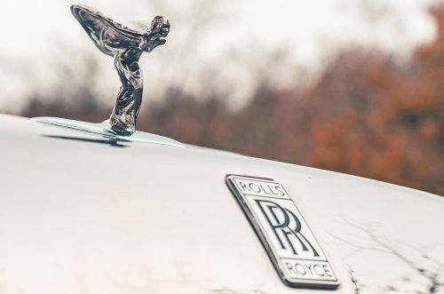 Los significados detrás de los emblemas de tus coches favoritos
