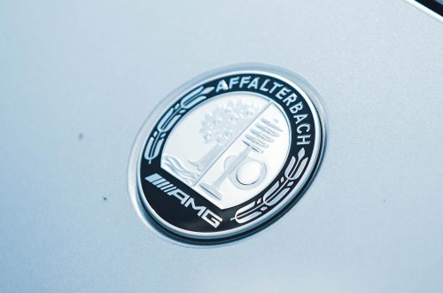 Los significados detrás de los emblemas de tus coches favoritos