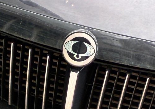 ¿Es el tuyo? En España hay un logo de coche que cada vez se ve menos y este es el motivo