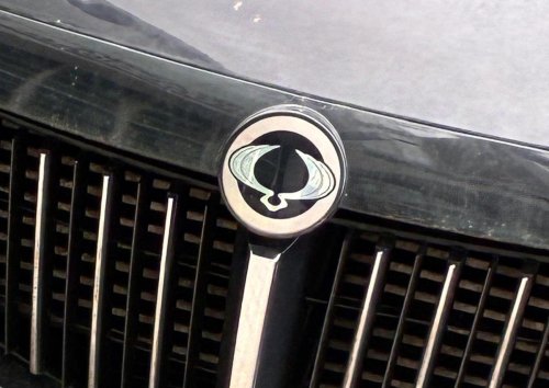 ¿Es el tuyo? En España hay un logo de coche que cada vez se ve menos y este es el motivo