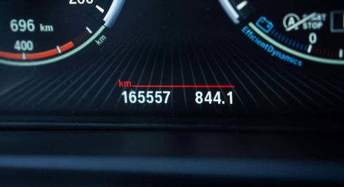 El truco que todo conductor debe conocer para saber el kilometraje real de su coche y descubrir si el cuentakilómetros está manipulado