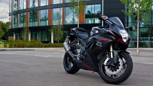 The Japanese sports bike that makes liter bikes feel excessive
