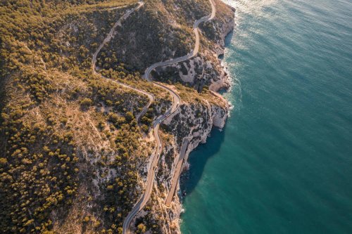Estos motoristas adelantaron así en la costa del Garraf sin saber que les estaban grabando: la multa con pérdida de puntos a la que se enfrentan