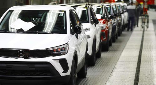 La producción de vehículos recupera terreno en abril y crece un 8,4%, pero los modelos eléctricos siguen cayendo