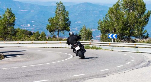 El aviso de la DGT a los motoristas para coger una curva con seguridad: 