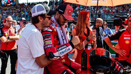 Rossi mete a Bagnaia en un lío