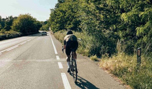 Confirmado por el BOE: los ciclistas podrán tener carril bici en las carreteras comarcales eliminando los arcenes