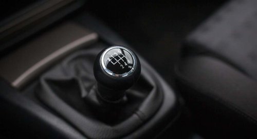 Cuándo conviene arrancar un coche en segunda marcha y por qué puede ayudarte en ciertas situaciones