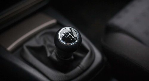 Cuándo conviene arrancar un coche en segunda marcha y por qué puede ayudarte en ciertas situaciones