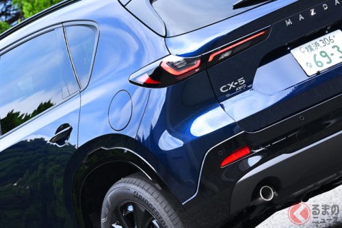 9年ぶり全面刷新！ マツダ新型「ミドルSUV」発売！ メーカー初の“画期的システム”＆「広い後席空間」の上質内装が魅力！ 新グリル×特徴的なヘッドライトの“精悍顔”が目を惹く「3代目 CX-5」登場！
