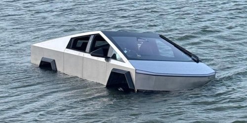 La policía arresta al conductor de este Tesla Cybertruck tras acabar en un lago y abandonarlo allí