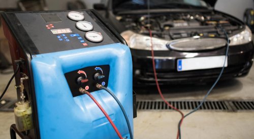 Un mecánico revela el truco que miles de conductores desconocen para saber cuándo recargar el aire acondicionado del coche