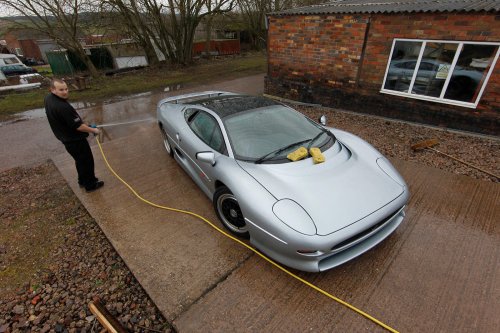 Jaguar XJ220: ¿Se maltrató este superdeportivo de los años 90?