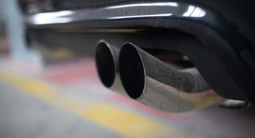 Por qué algunos coches tienen dos tubos de escape: hay una razón de peso que afecta al motor