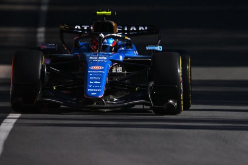 El mejor viernes de Alonso termina contra el muro
