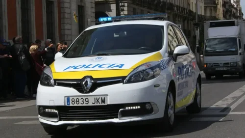Multan al coche de la Policía mientras realizaban el registro en el despacho de Zapatero