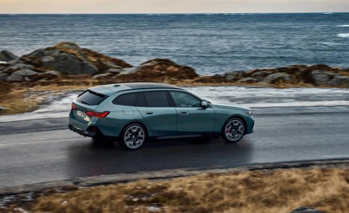 ¿Por qué algunos coches tienen en el techo una aleta de tiburón y otros no?: esta es su función y probablemente la desconocías