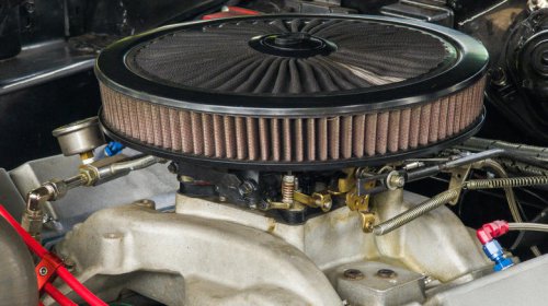 What's the difference between a throttle body and a carburetor?