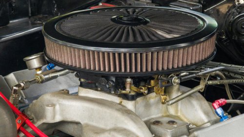 What's the difference between a throttle body and a carburetor?