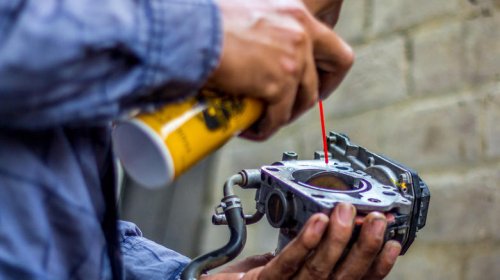 What's the difference between a throttle body and a carburetor?