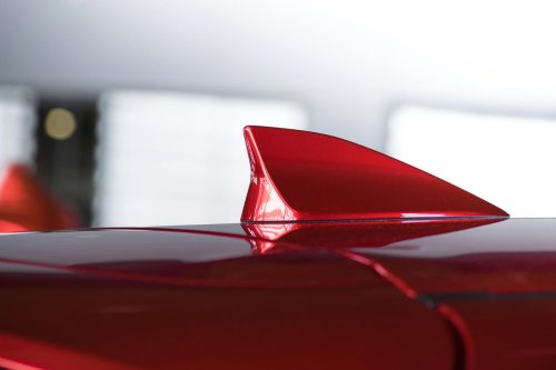 ¿Por qué algunos coches tienen en el techo una aleta de tiburón y otros no?: esta es su función y probablemente la desconocías