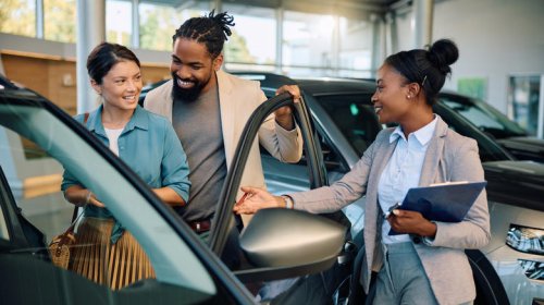 Does selling a car at dealer invoice mean the salesperson makes nothing?